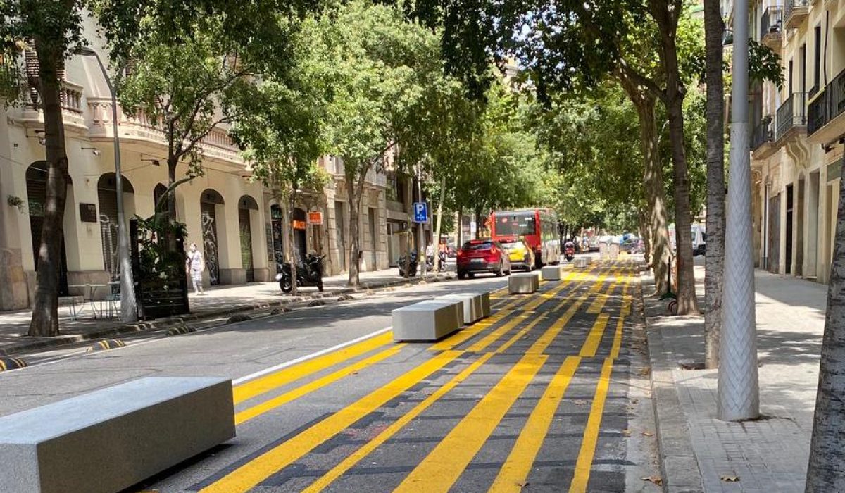 Barcelona pone en riesgo a los usuarios de dos ruedas con la ubicación de bloques de hormigón y pintura deslizante en la calzada