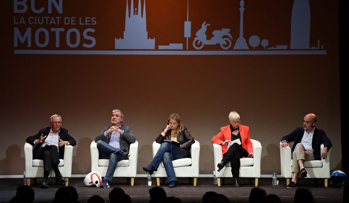 Cinco de los candidatos a la alcaldía de Barcelona enumeran sus propuestas a favor de la movilidad, el aparcamiento y la seguridad vial en moto